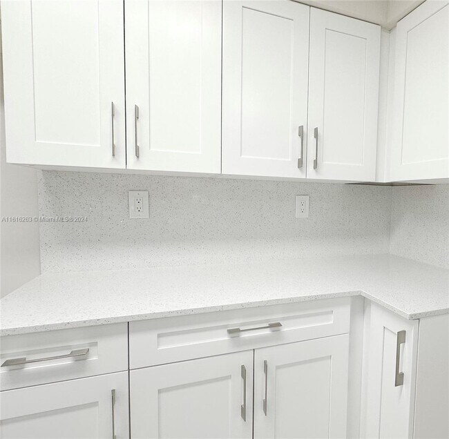 Building Photo - 2550 SW 18th Terrace