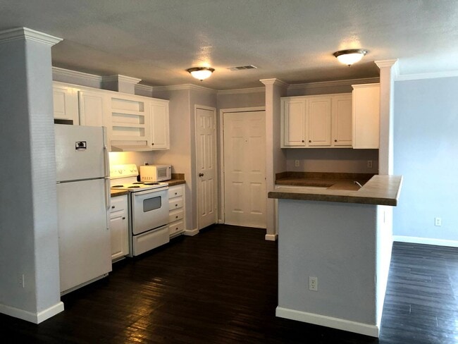 Building Photo - Room For Rent