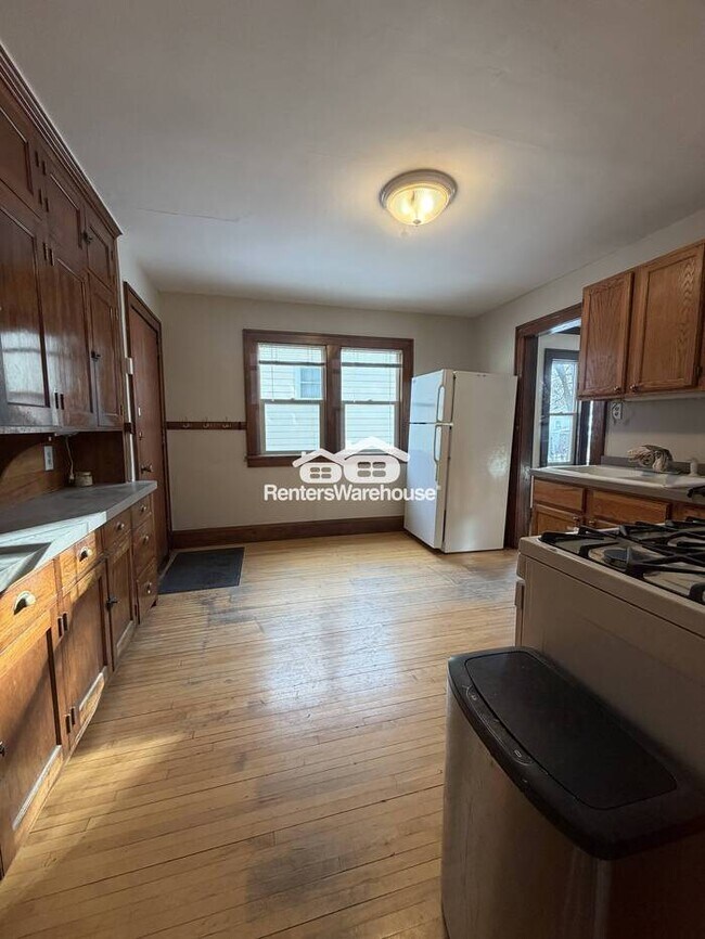 Foto del edificio - Available Now Spacious 1 bedroom 1 bath lower unit in Columbia Heights