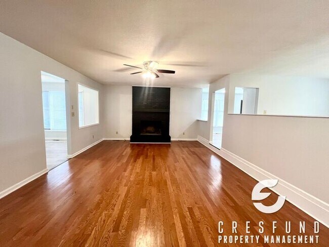 Building Photo - RECENTLY RENOVATED 3 BEDROOM - Ready for M...