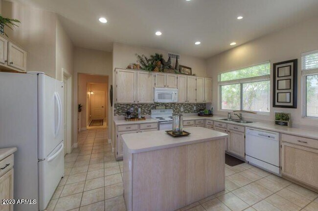 Foto del edificio - 5501 E Blanche Dr