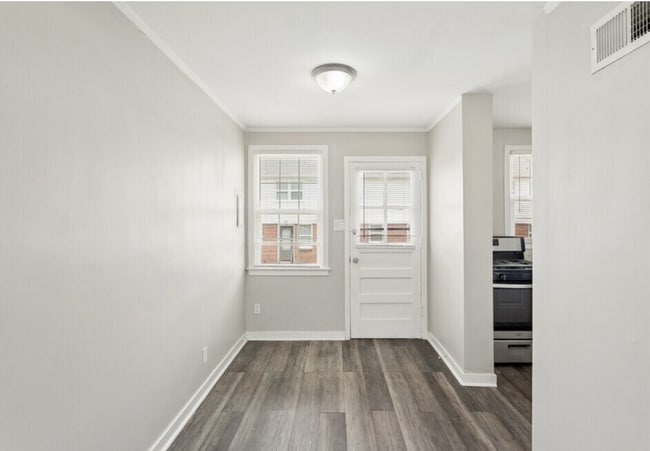 Building Photo - Lone Oak Villas
