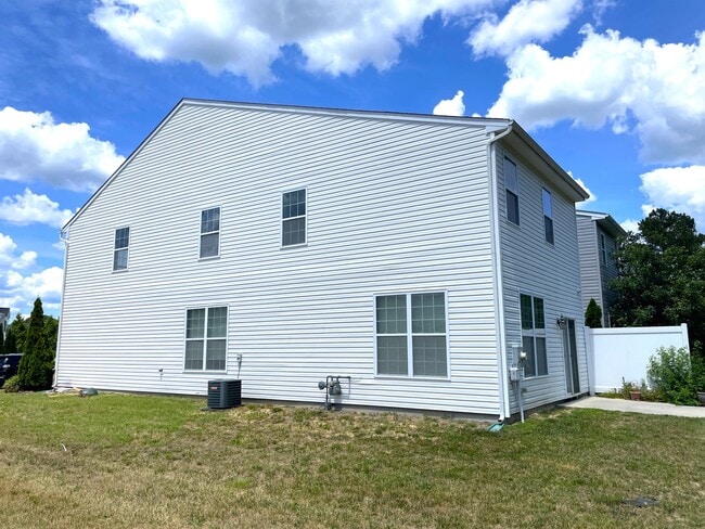 Building Photo - 262 Garrison Way