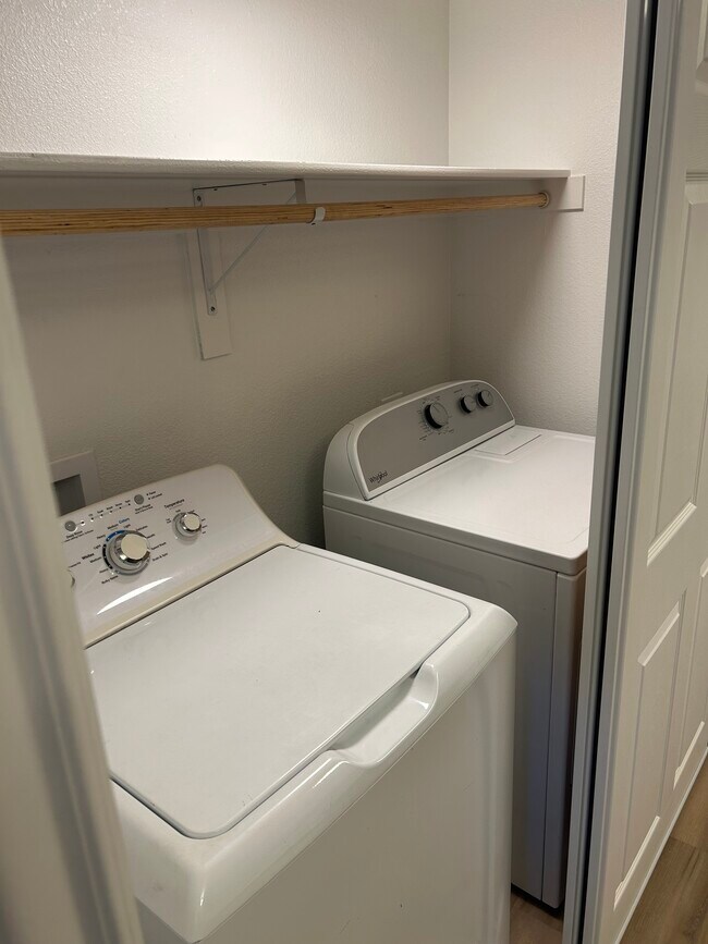 Foto del edificio - 323 S Pioneer