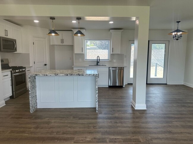 Foto del edificio - 3+2 RENOVATED W/Drive-Through Garage!