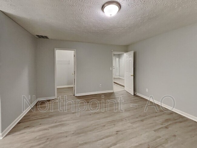 Foto del edificio - 8591 Creekview Ct