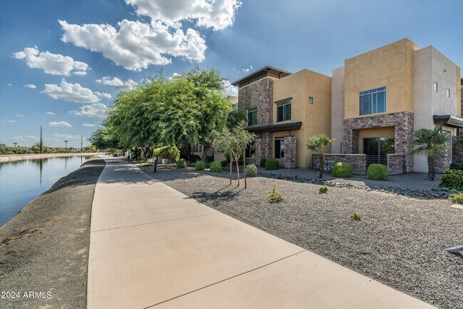 Foto del edificio - 4931 N Woodmere Fairway