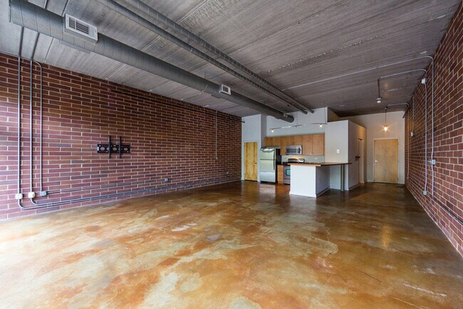 Foto del edificio - Amazing Industrial Studio at 626 N Graham!