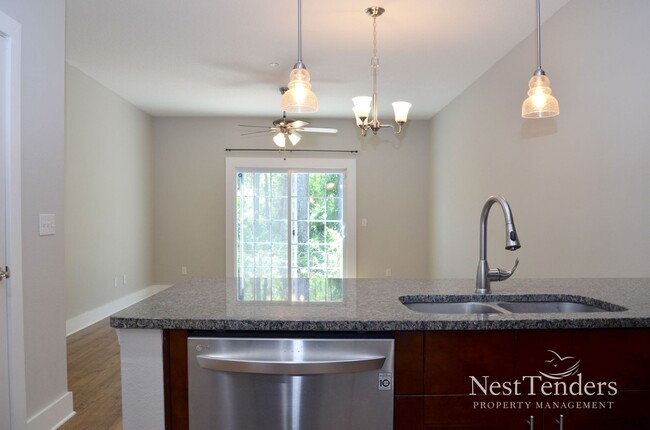 Building Photo - Live Near The Best Shopping & Dining in Jax!