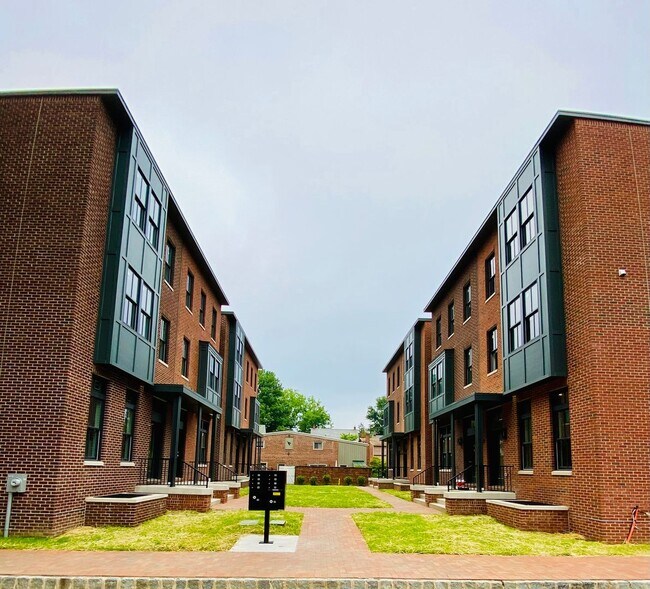 Foto del edificio - 117-117 Thornton Ln