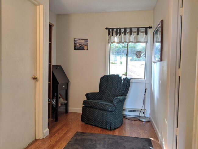 Building Photo - 160 Treetop Cir