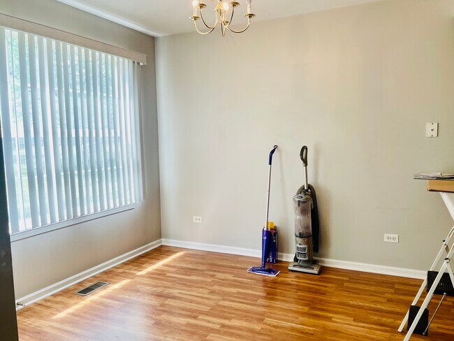 Building Photo - 1323 N Red Oak Cir