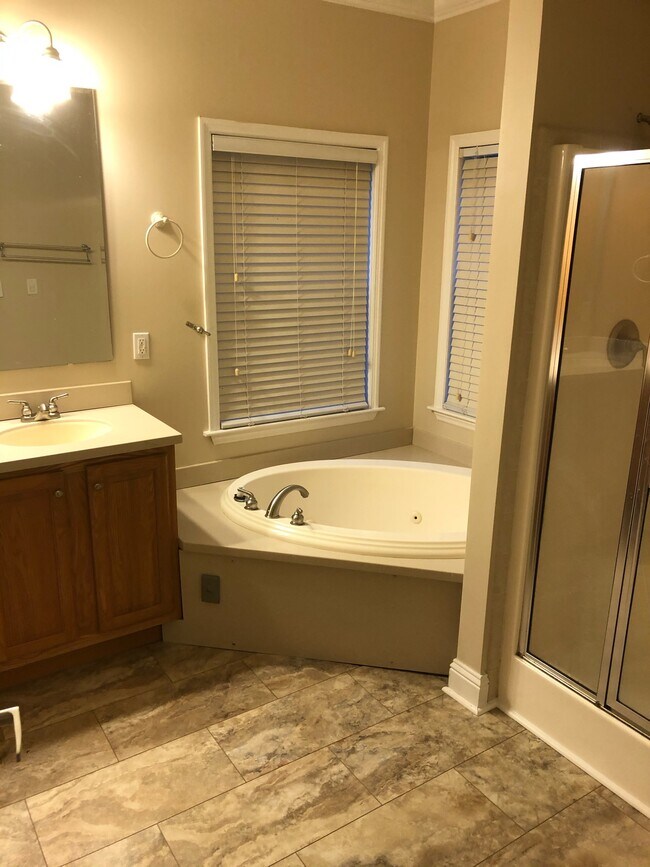 Building Photo - 308 Ferncliff Dr