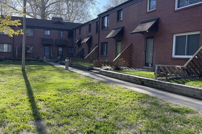 Building Photo - 2006 Edward R Danner Plz