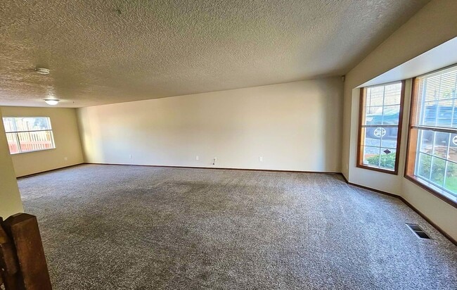 Foto del edificio - Spacious 2467 sq ft 4 Bedroom 2.5 Bath hom...