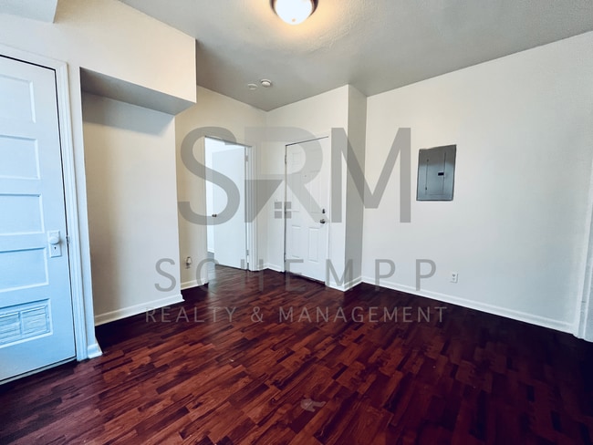 Photo - 307 Woodbine St Apartment