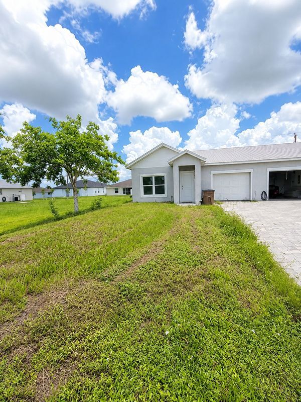 Foto del edificio - 837 NE 15th Ln