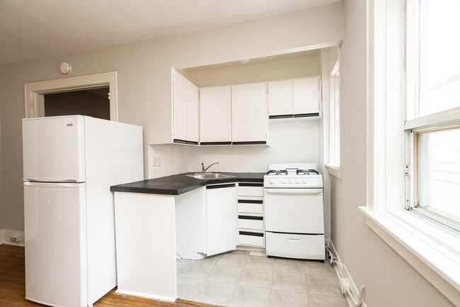 Building Photo - 26 Balmoral Ave