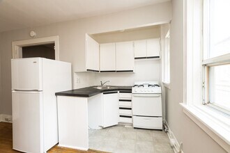 Building Photo - 26 Balmoral Ave