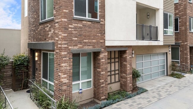 Foto del edificio - Detached Townhome - Private Roof Deck - With 360 Panoramic Views