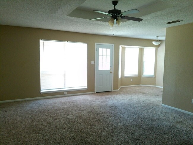 Building Photo - 862 Siskin Cir