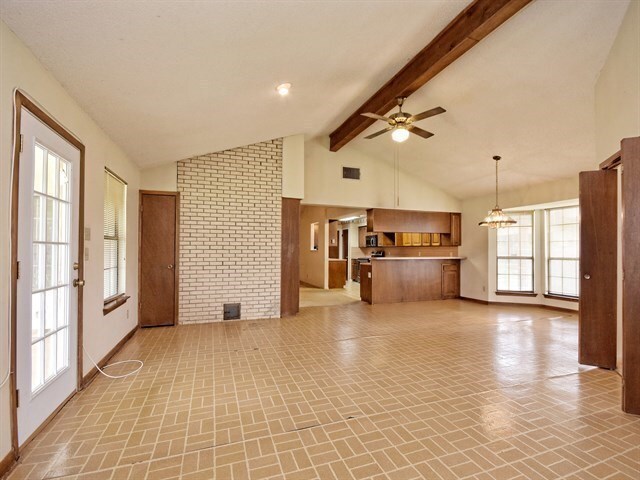 High ceilings and fan - 10611 Mcmillian Drive