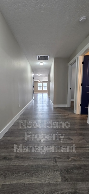 Building Photo - 157 E Murtaugh Lake Dr