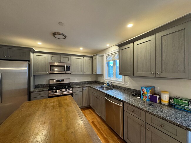 Foto del edificio - Modern Townhouse for Rent in Haverhill, MA...