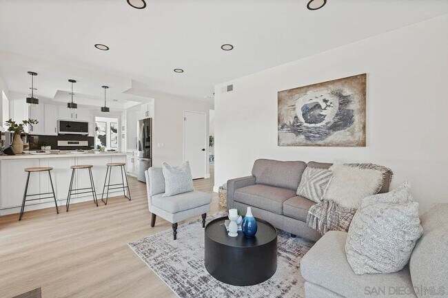 Building Photo - Stunning 4BR fully remodeled House and poo...