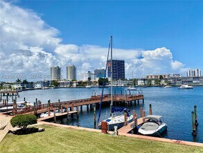 Building Photo - 400 Golden Isles Dr