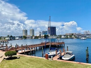 Building Photo - 400 Golden Isles Dr
