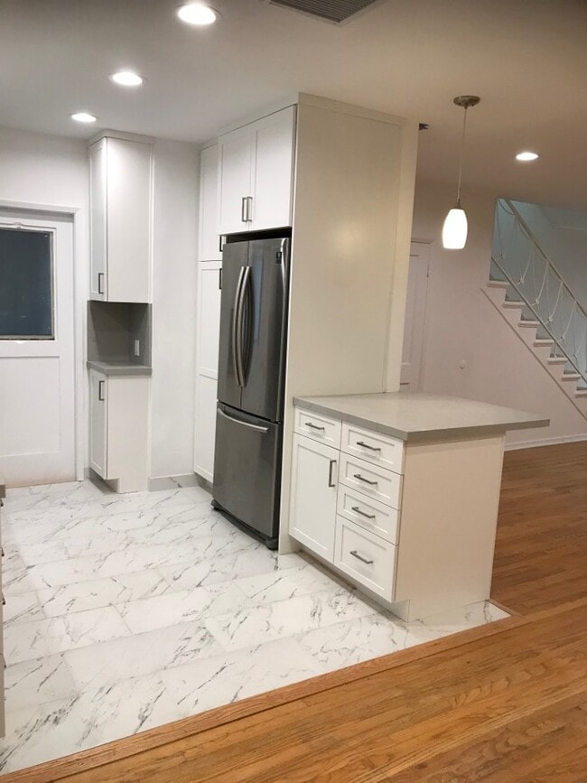 Foto del edificio - 144 S Roxbury Dr