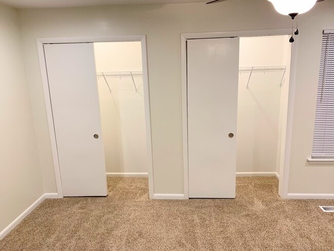 This is *not* an actual picture of the property. This is a picture of an identical unit in the same complex with similar finishes. Actual photos will be uploaded after 4/1/21 when the new carpet is installed. - 1005 Willow Green Dr