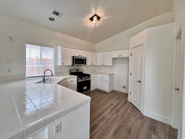 Building Photo - $2,595 Chestnut & Teague, 3 bedroom House - Fresno / Gated Community / New Paint & Floors