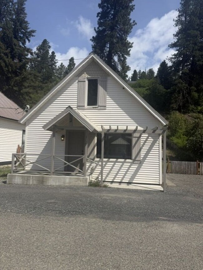 Building Photo - Great updated home on quiet downtown street, fenced yard.