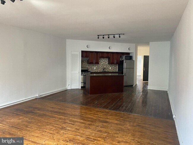 Building Photo - 305 N 3rd St