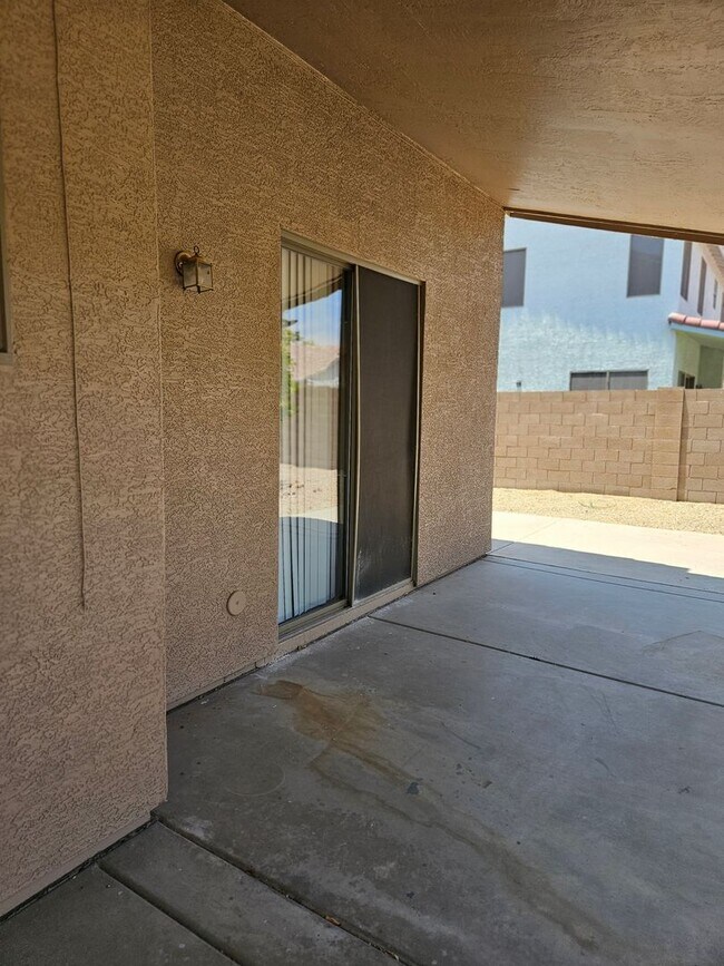 Foto del edificio - large 5 bdrm, 2 story, 3 car garage