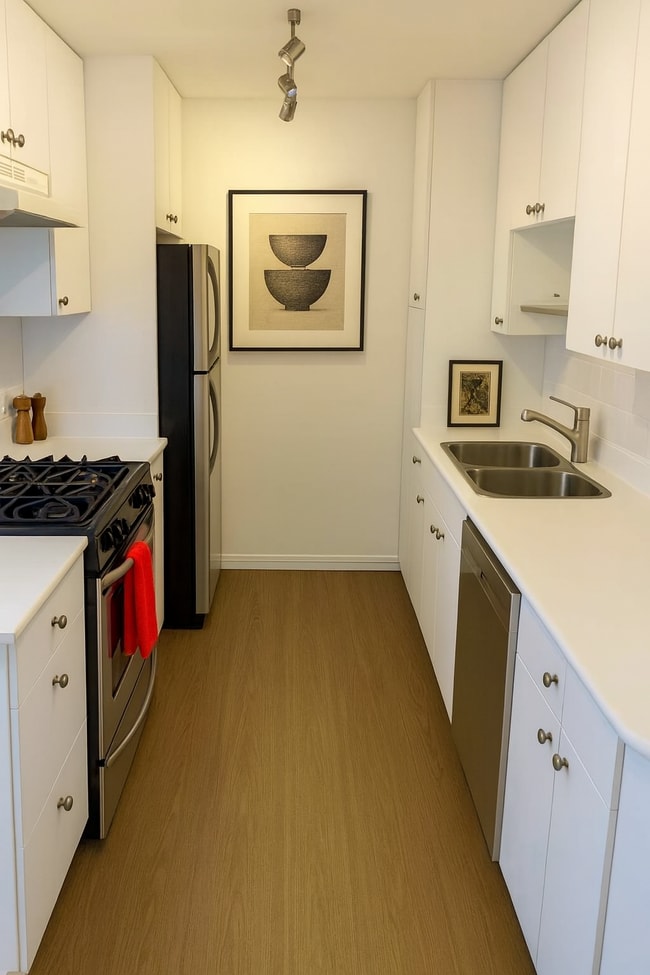 Kitchen - 1600 Ardmore Ave Apartment