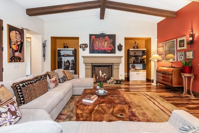 Foto del edificio - Luxurious Tuscan Villa - 3/3.5 Includes Private Casita in Goleta Bluffs!