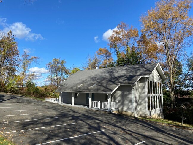 Foto del edificio - 151 Shelter Rock Rd