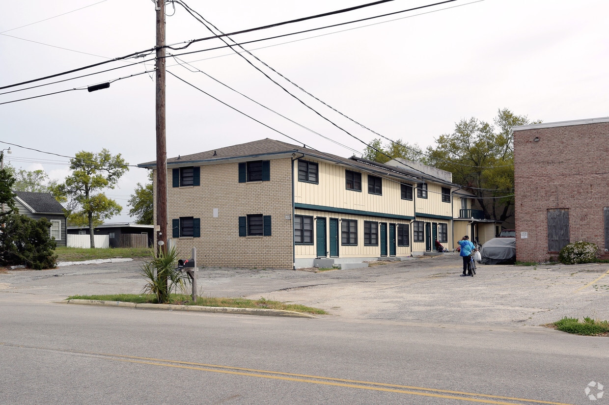 Building Photo - 502 6th Ave
