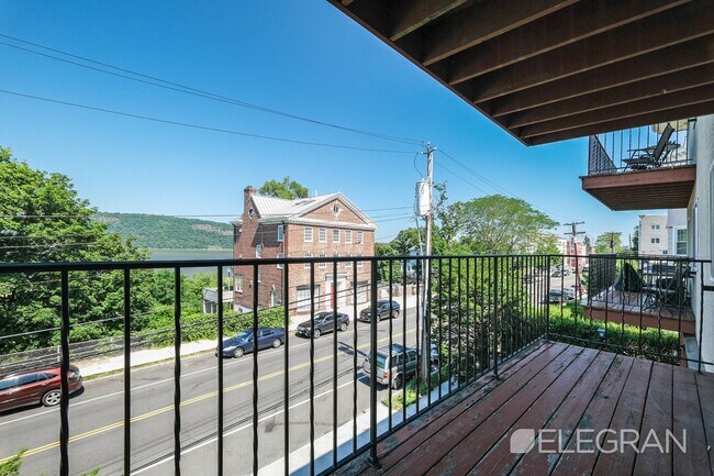 Building Photo - 384 Warburton Ave