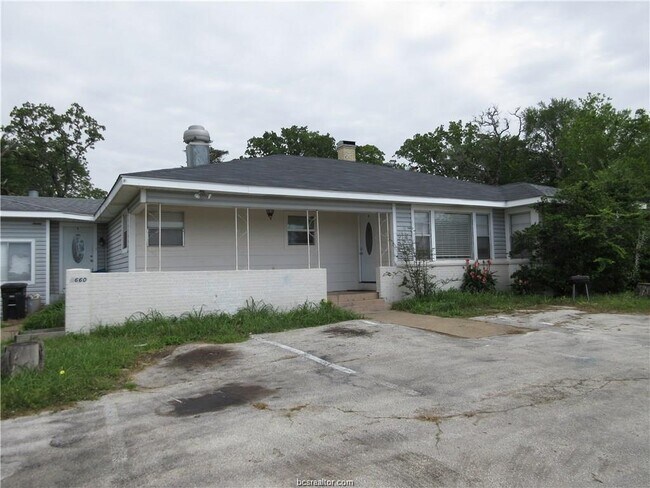 Foto del edificio - 4660 Raymond Stotzer Pkwy