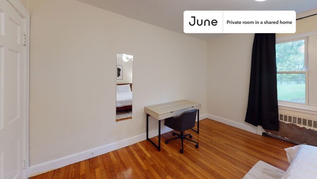 Building Photo - Private bedroom in 3 bed/1.5 bath Home