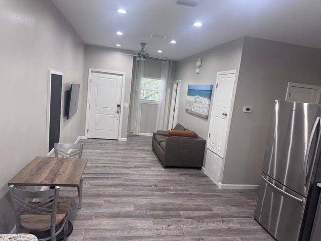 Building Photo - 6615 Tippin Ave