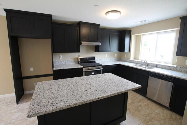 Building Photo - 909 Gladys Way