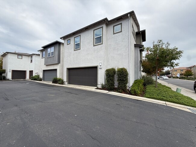 Building Photo - Pristine Condo in Monterey Village Gated Community