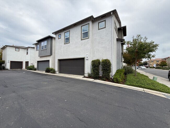 Foto del edificio - Pristine Condo in Monterey Village Gated Community