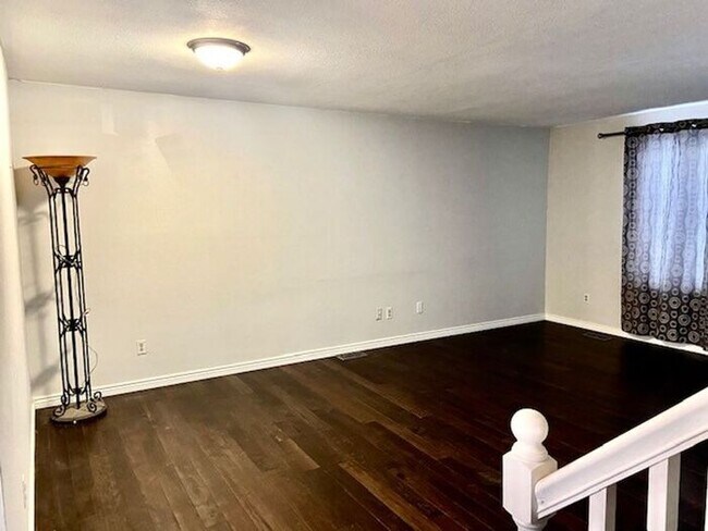 Building Photo - Gorgeous 4 Bed, 2 Bath Home in Central For...