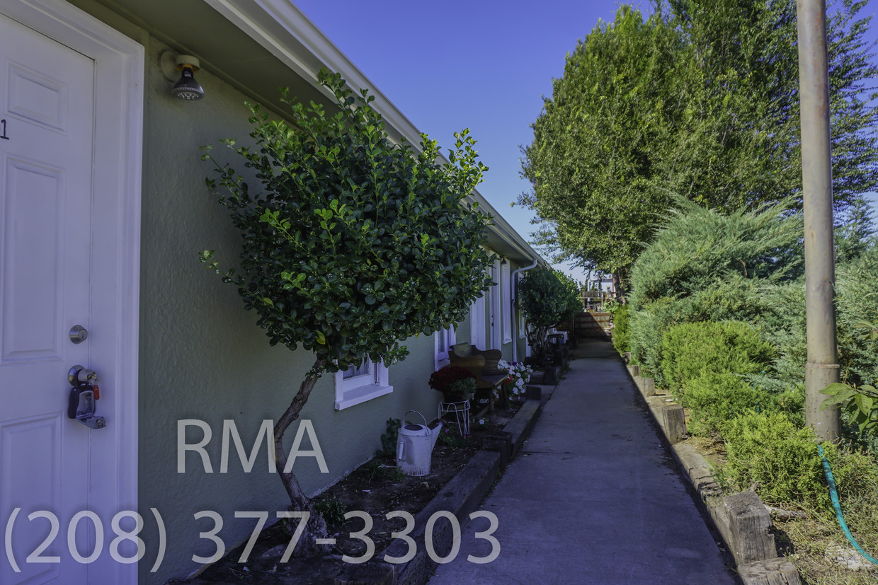 Primary Photo - Studio Unit on Chinden Blvd in Garden City